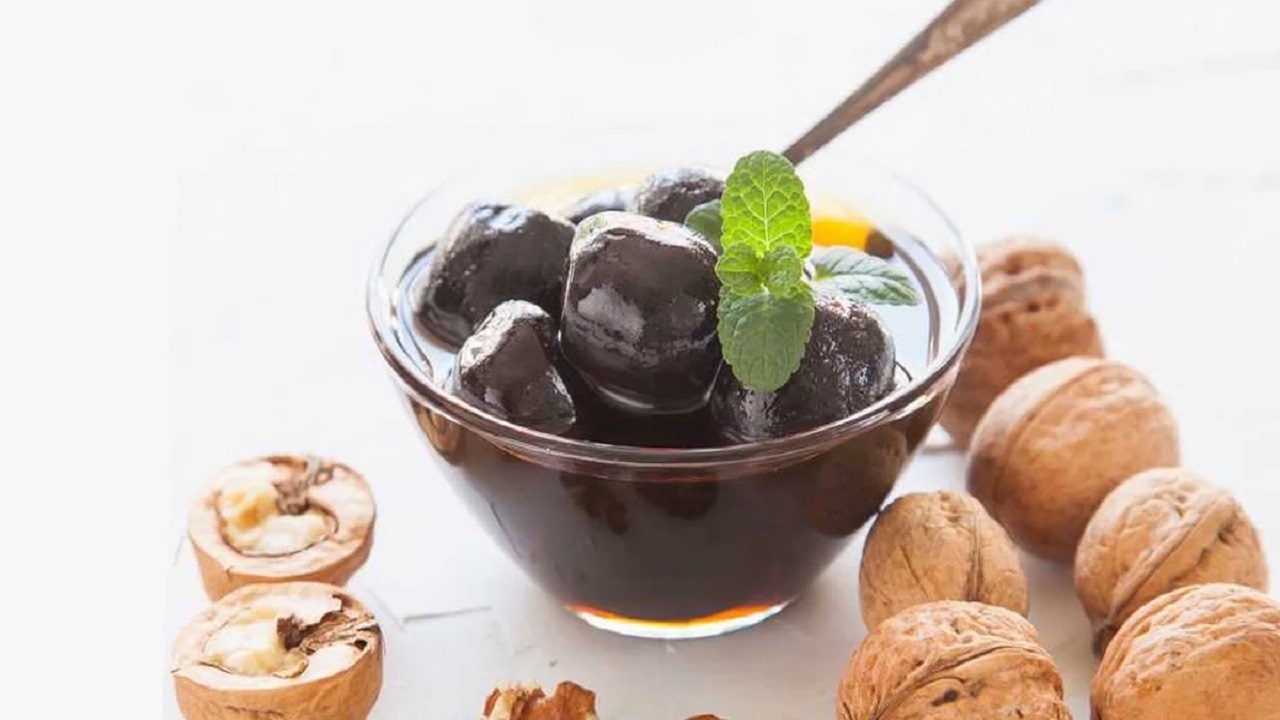 طرز تهیه مربای چاقاله گردو؛ یک صبحانه مقوی و خوشمزه