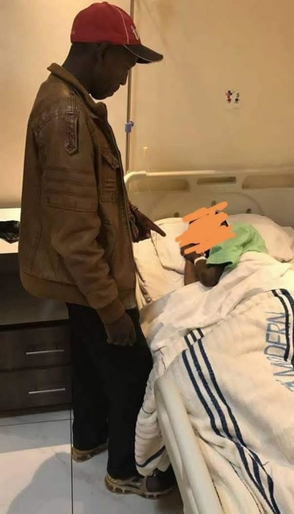 مرد جوان و دوستش در بیمارستان