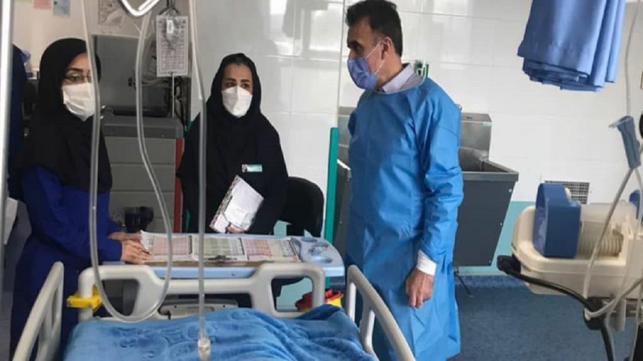 بازدید رئیس دانشگاه علوم پزشکی قم از یک مرکز کرونایی