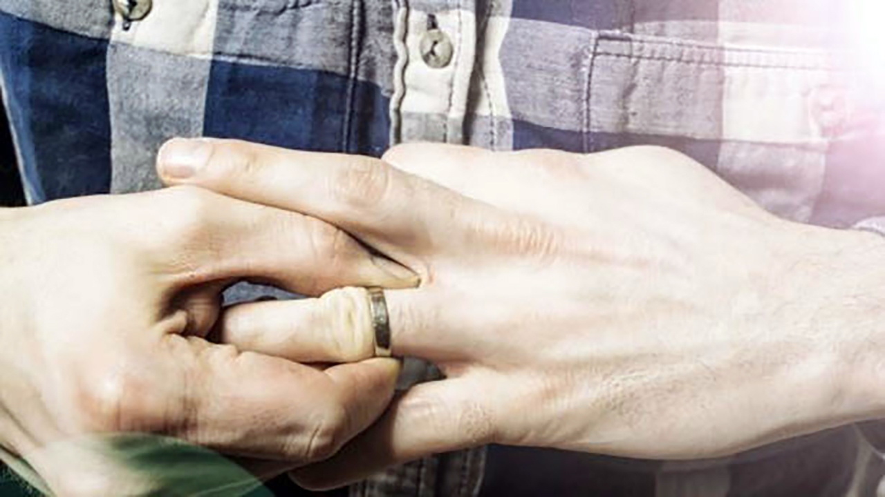 لحظات دلهره آور خارج کردن حلقه از انگشت با دستگاه سنگ فرز + فیلم