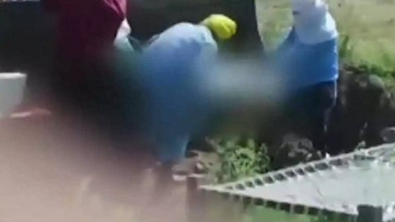 حمل جسد کرونایی با لودر!