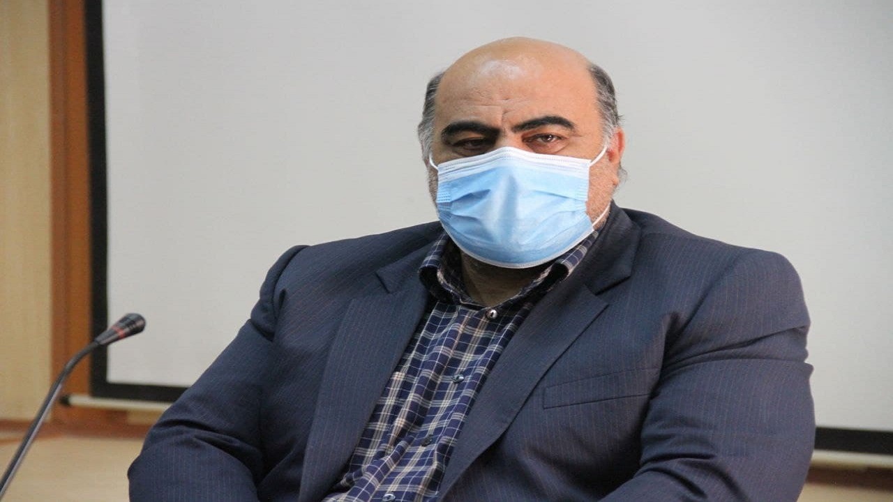 اعضای شعب انتخاباتی شهرستان قزوین واکسن کرونا می‌زنند