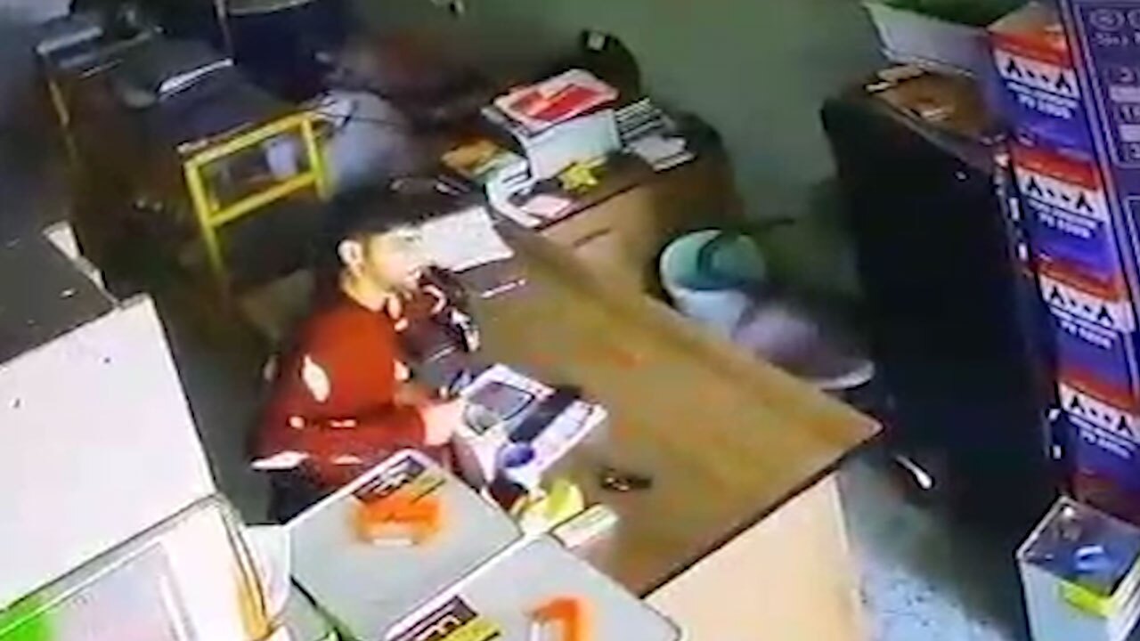 لحظه سرقت بی دردسر تلفن همراه در قم + فیلم