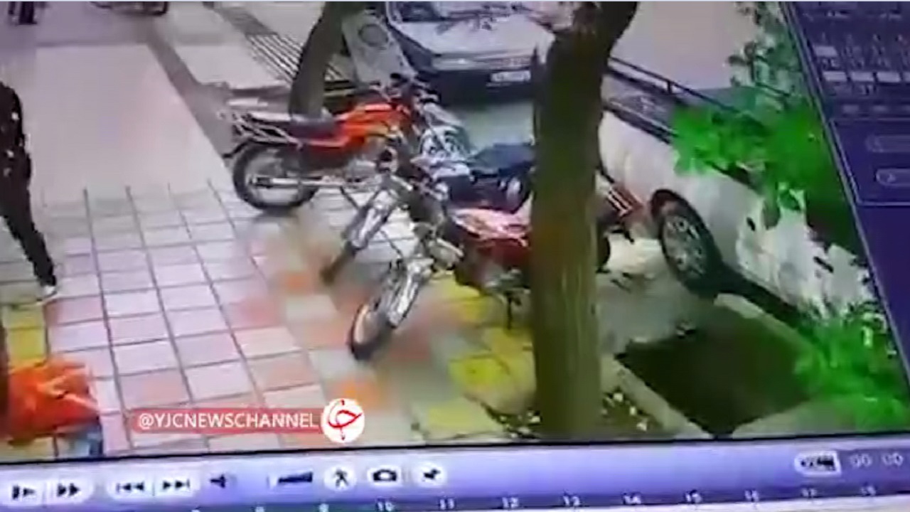 لحظه سرقت تلفن همراه صاحب مغازه قمی در سایه غفلت + فیلم