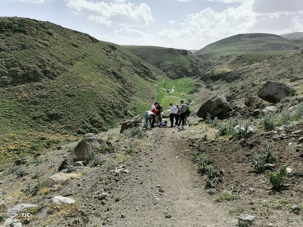 نجاتگران کوهستان هلال احمر جان مصدوم را نجات دادند + تصاویر