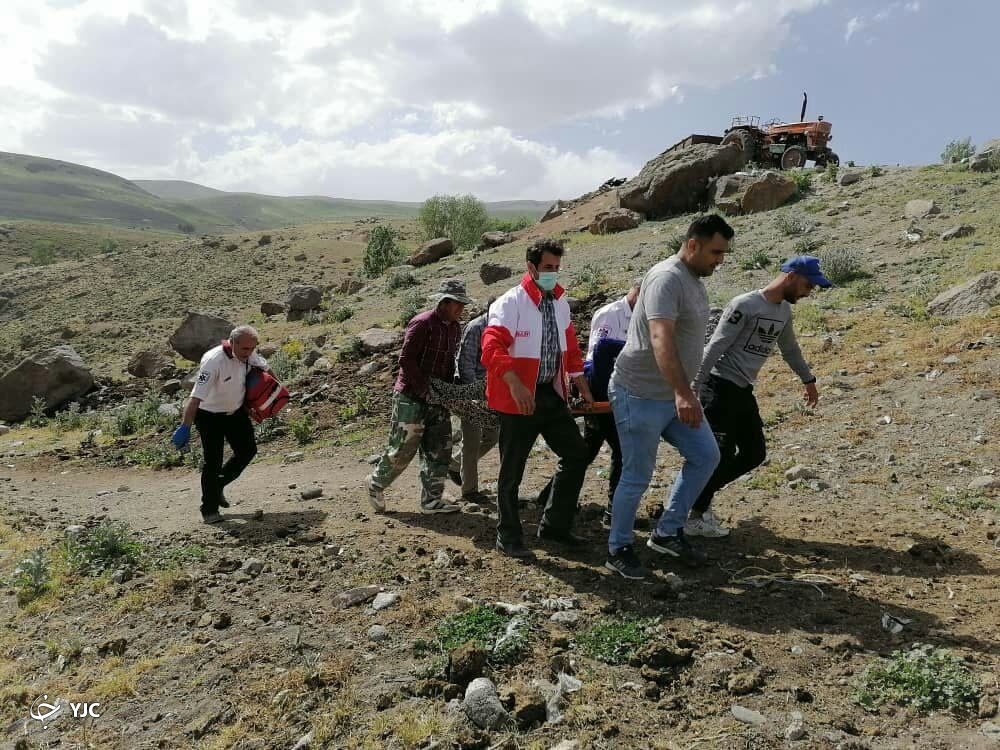 نجاتگران کوهستان هلال احمر جان مصدوم را نجات دادند + تصاویر