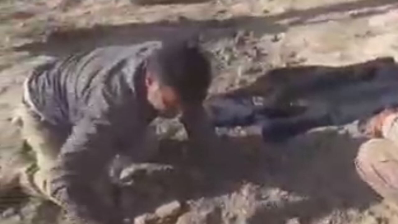 لحظه کشف پیکر مطهر یک شهید دفاع مقدس در جزیره مجنون + فیلم