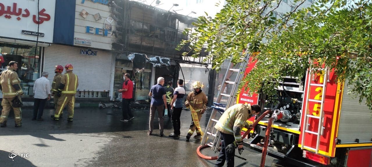 آتش سوزی دو باب مغازه در خیابان بنی هاشم مهار شد/ اتصال برق علت حادثه
