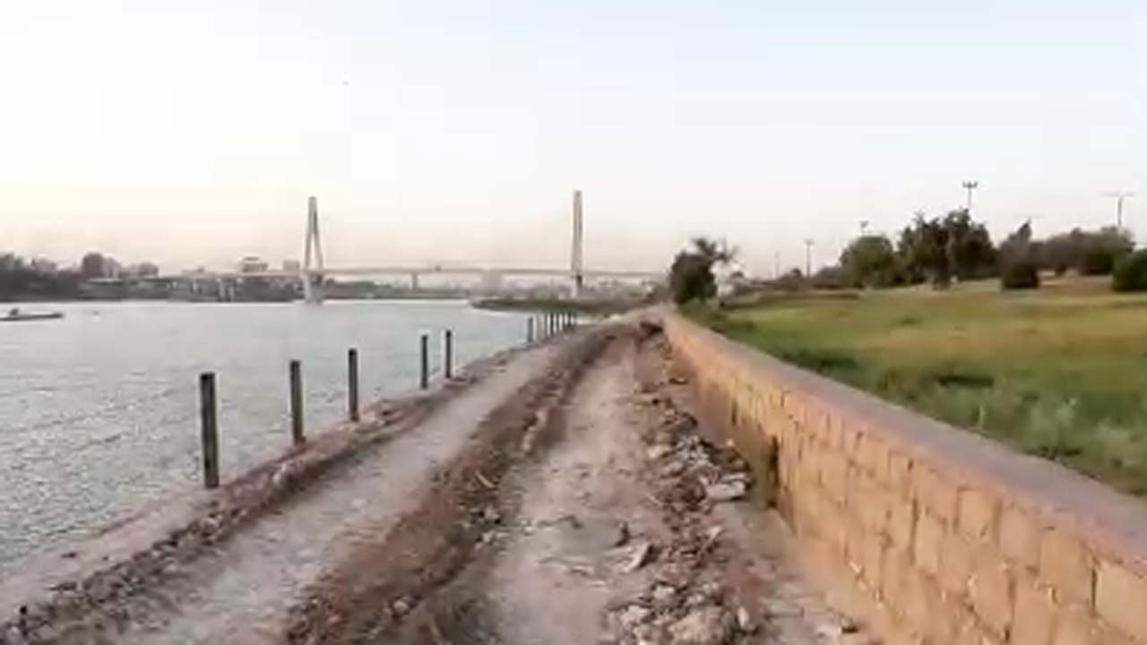 گلایه از وضع نامناسب پیاده‌رو در مجاور رودخانه کارون + فیلم