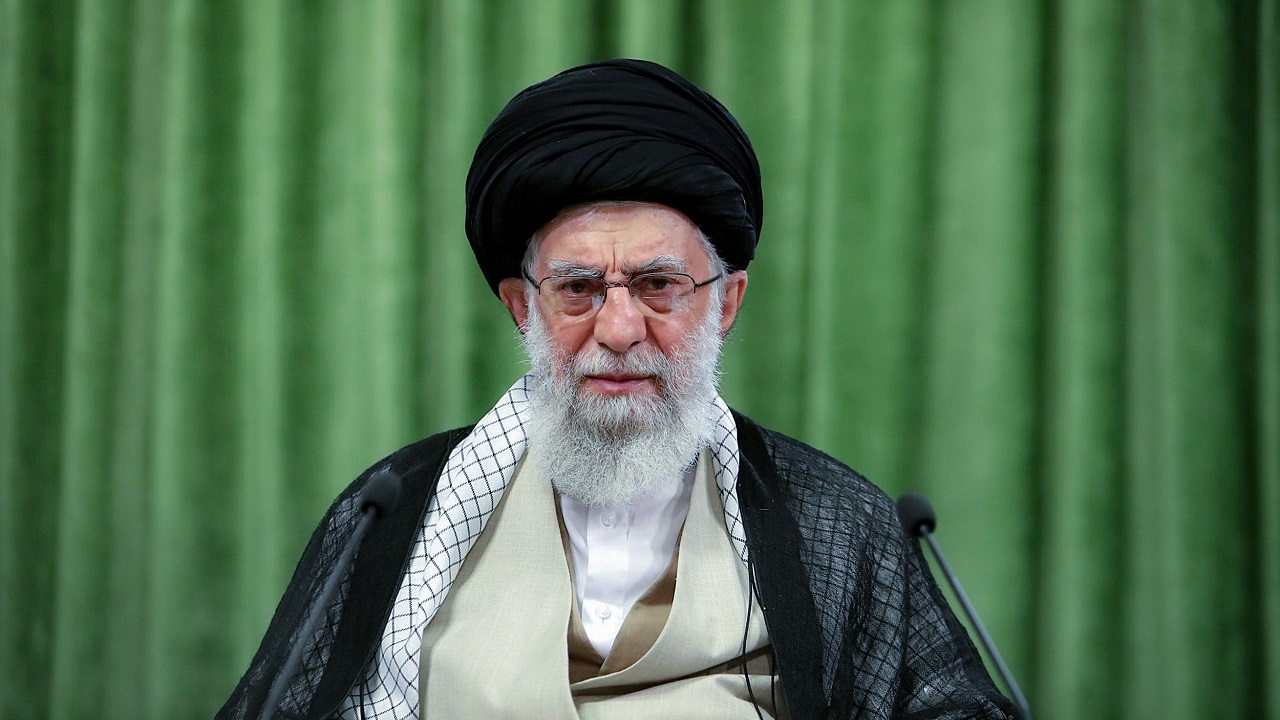 ویدئویی از حضور مقام معظم رهبری در مراسم تشییع امام خمینی (ره)