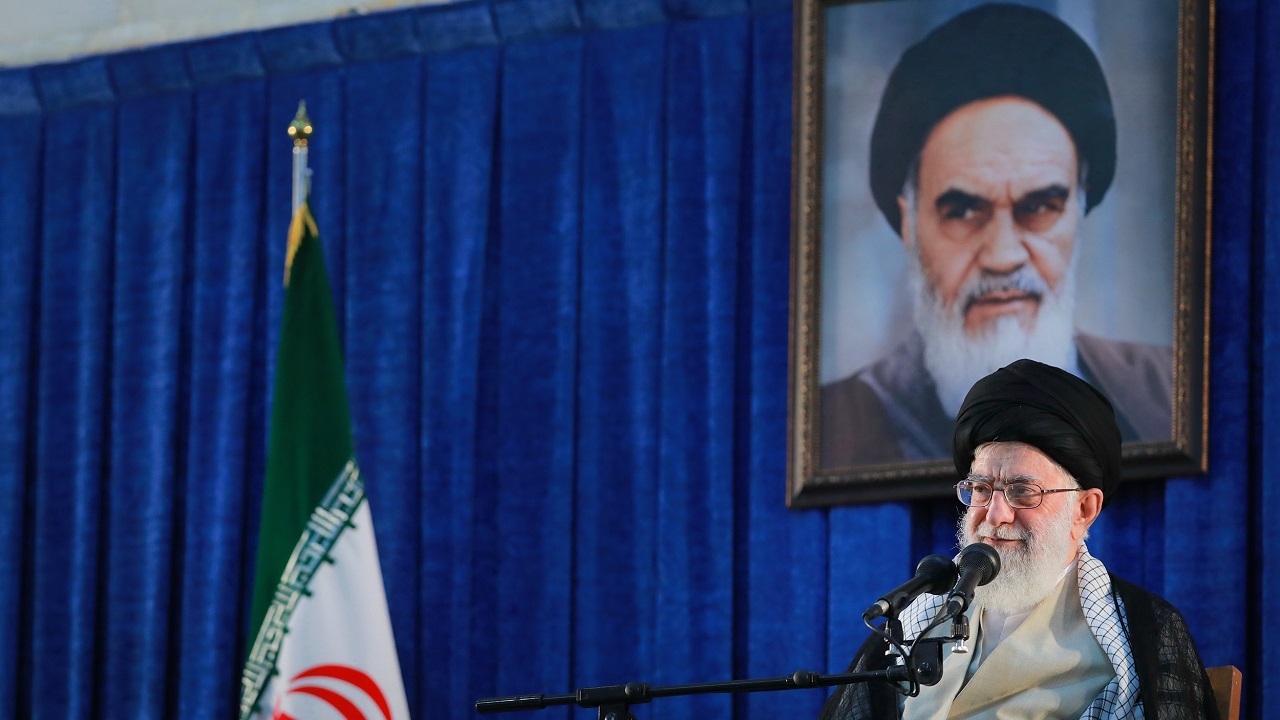 ویدئویی از قرائت وصيت‌نامه امام راحل (ره) توسط حضرت آیت الله خامنه‌ای