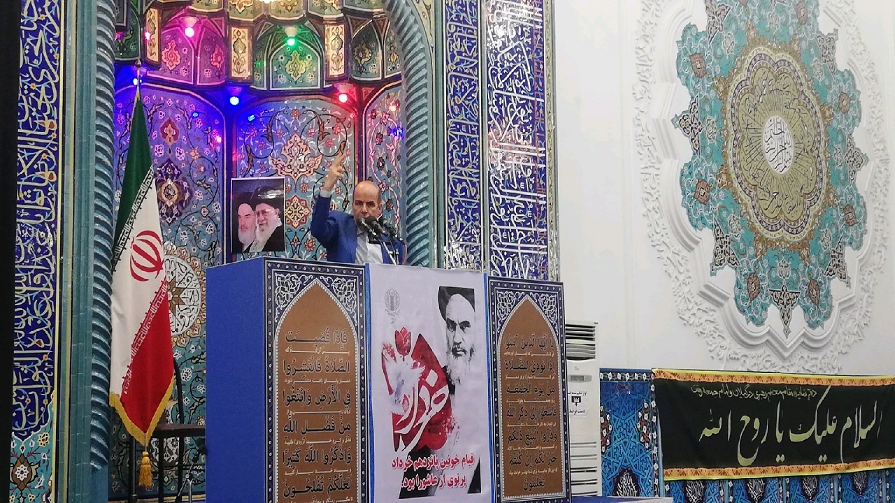 امام خمینی (ره) شخصیتی بی بدیل بود که پایه‌های استبداد را به لرزه درآورد