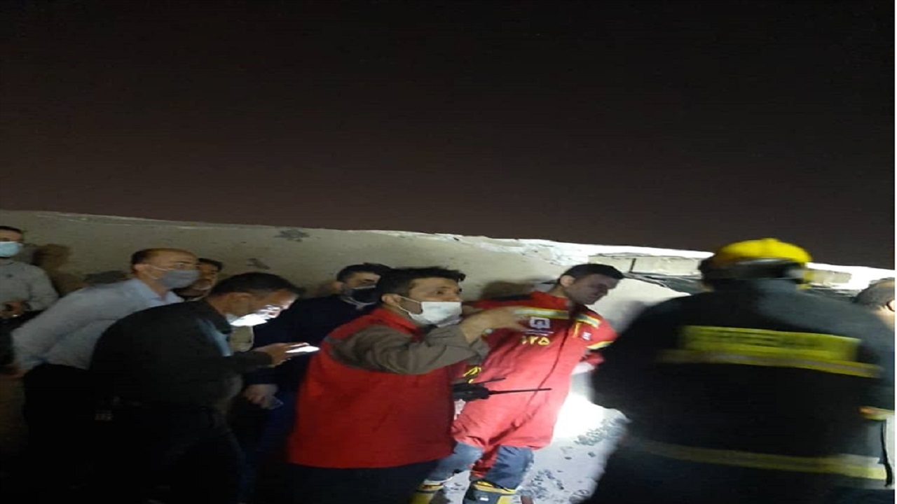 بازدید شهردار اهواز از محل حادثه ریزش ساختمان در میدان فرهنگ شهر