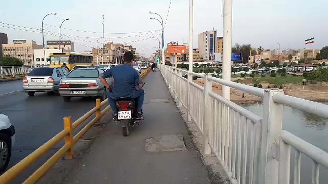 تصرف پیاده‌رو توسط موتورسیکلت‌ها در اهواز + فیلم