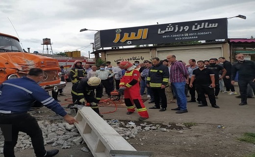برخورد یک کامیون با ۳ خودرو و یک دوچرخه در رشت/ ۶ نفر مصدوم شدند + تصاویر