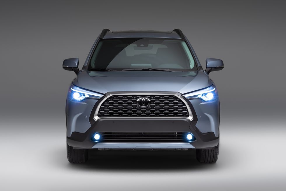 2022 تویوتا کرولا کراس اسلاید بین C-HR و RAV4
