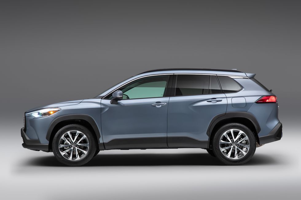 2022 تویوتا کرولا کراس اسلاید بین C-HR و RAV4