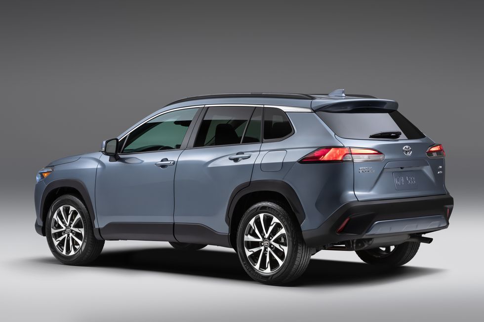 2022 تویوتا کرولا کراس اسلاید بین C-HR و RAV4