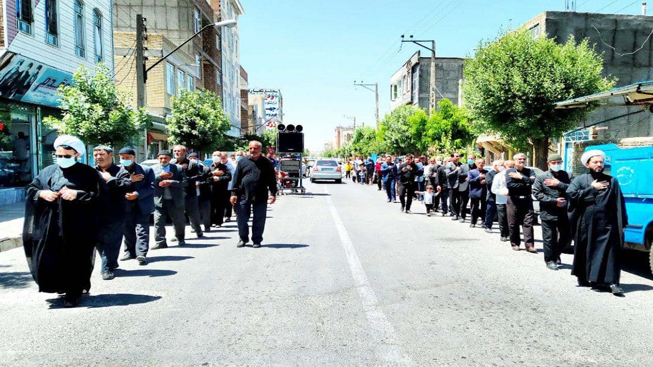 دسته عزاداری و توزیع غذای گرم بین خانواده‌های نیازمند در چهاربرج + تصاویر