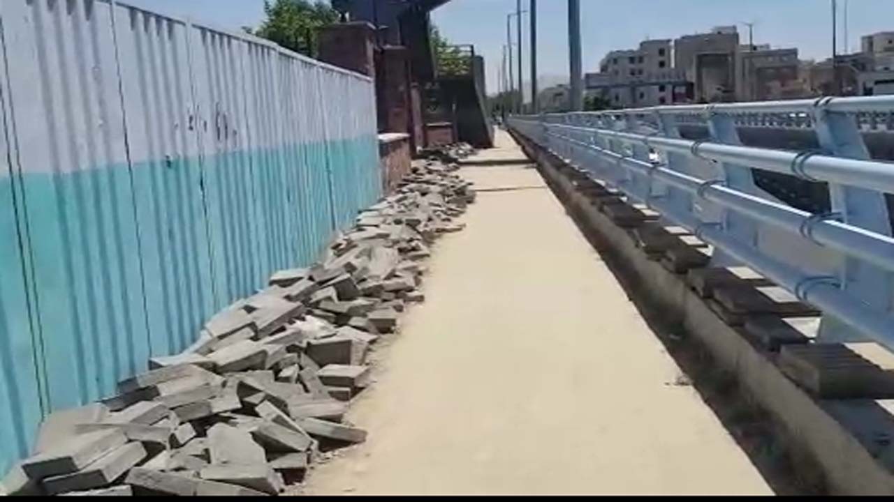 فیلمی از وضع نامناسب پیاده‌رو در تقاطع کرمان به گلبرگ