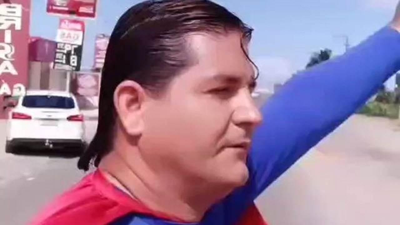 شیرین کاری دیوانه وار مرد سوپرمن نما در وسط خیابان!