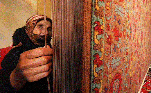 همیشه پای دلالان در میان است/ انتظارات هنرمندان صنایع دستی از رئیس جمهور آینده