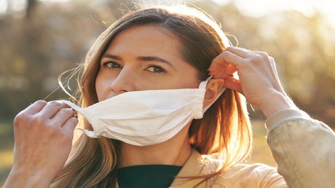 هرگز برای صحبت کردن ماسک خود را برندارید