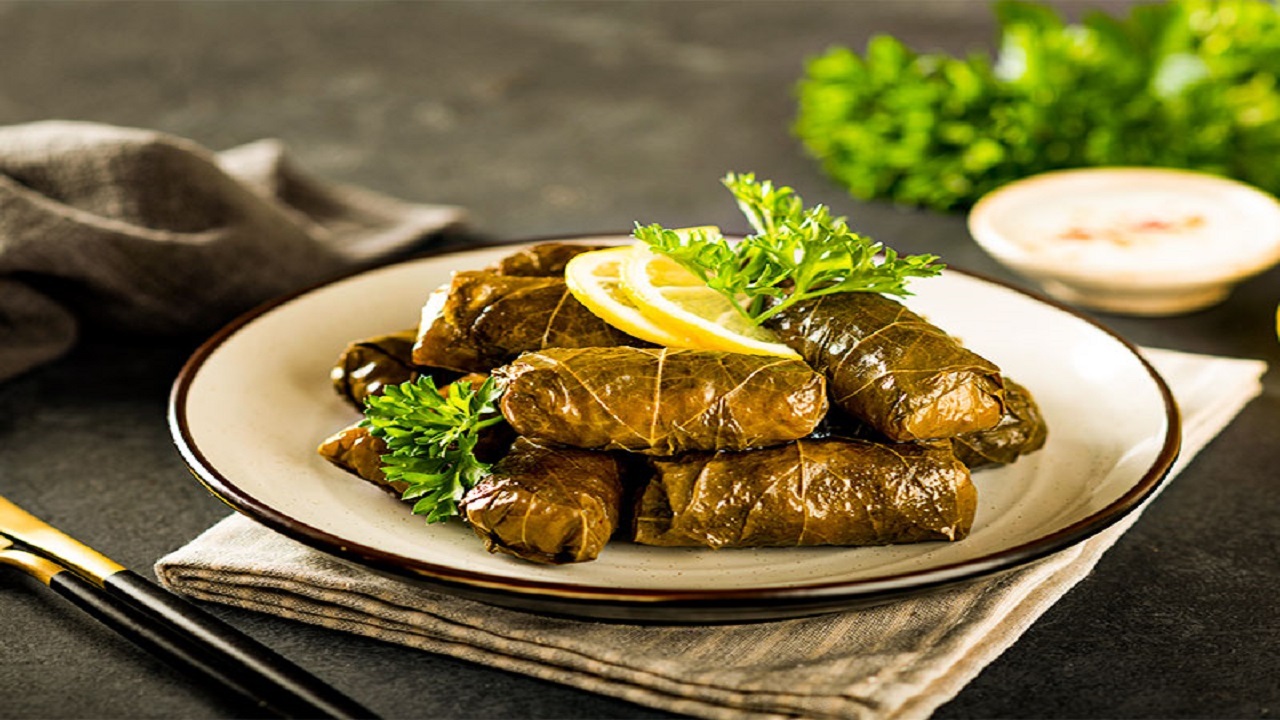 طرز تهیه دلمه برگ مو با تن ماهی؛ یک دلمه‌ی متفاوت و خوشمزه
