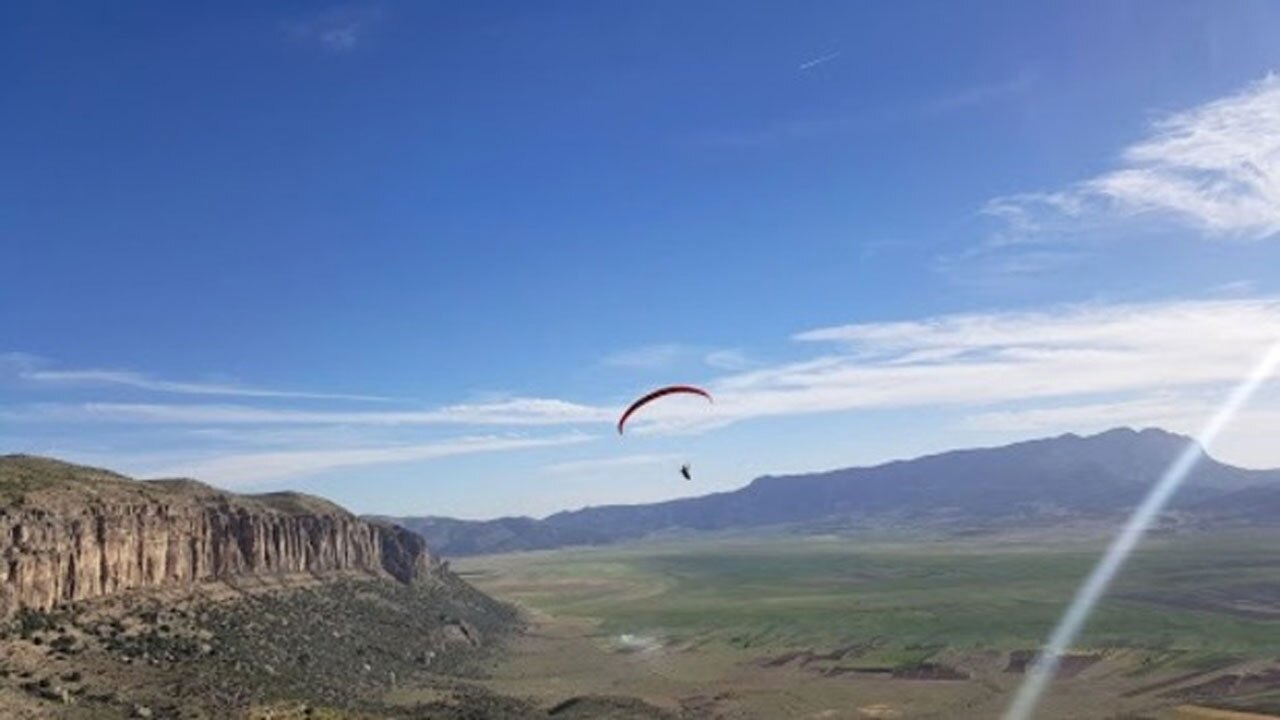 پرواز پاراگلایدرها در آسمان + فیلم