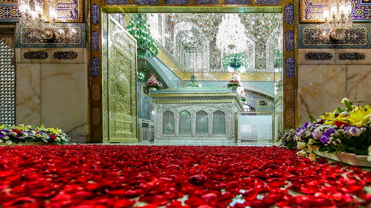 حرم مطهر رضوی در سالروز میلاد حضرت معصومه (س) گلباران می‌شود