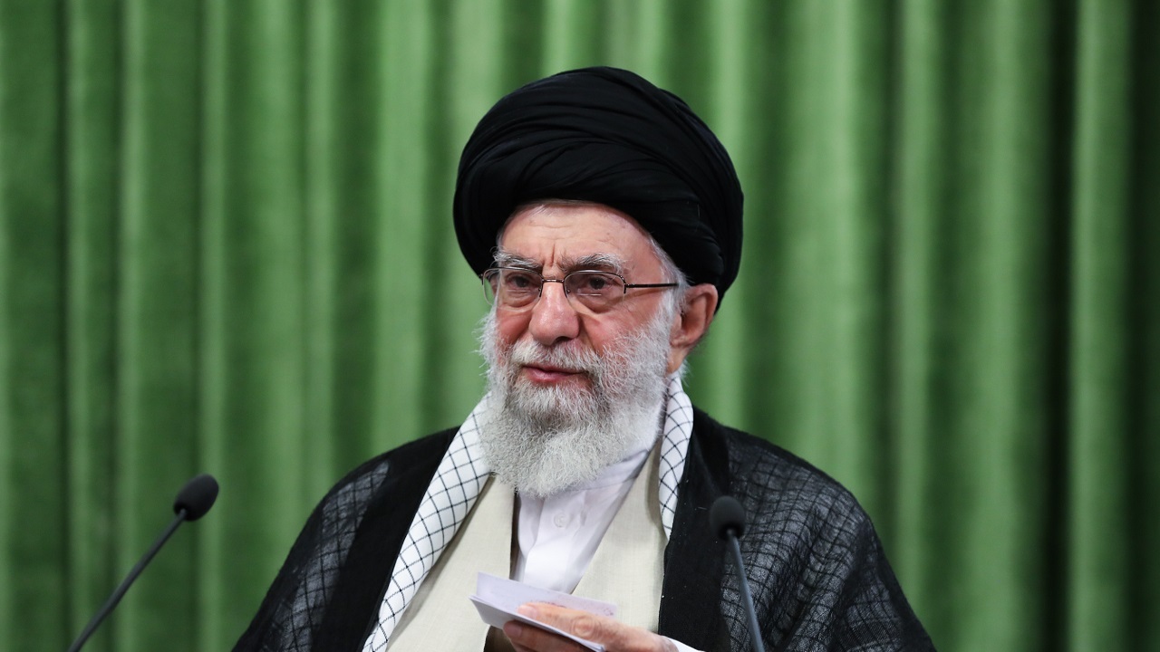 تصویری قدیمی از حضور رهبر معظم انقلاب در مراسم جشن تکلیف دانش آموزان دختر