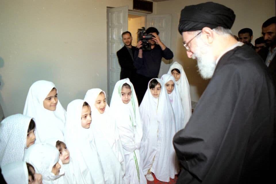 تصویری قدیمی از حضور رهبر معظم انقلاب در مراسم جشن تکلیف دانش آموزان دختر