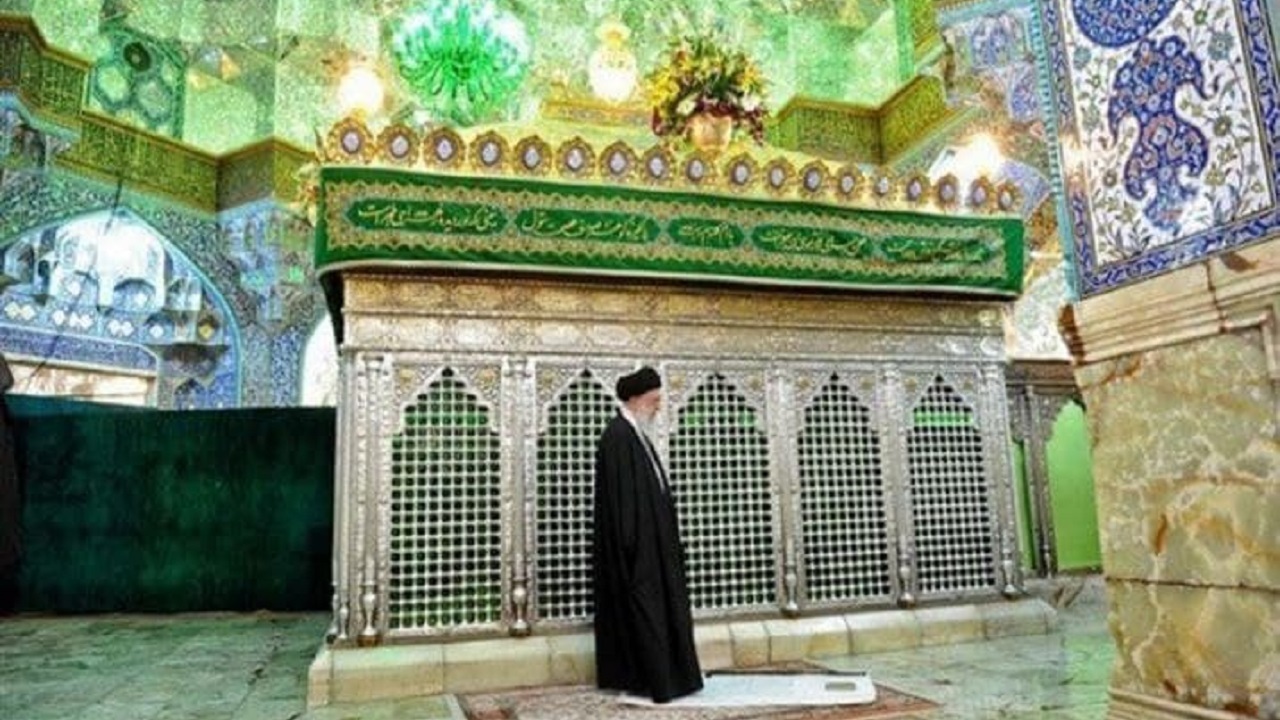 تصویری قدیمی از رهبر معظم انقلاب در حرم حضرت معصومه (س)