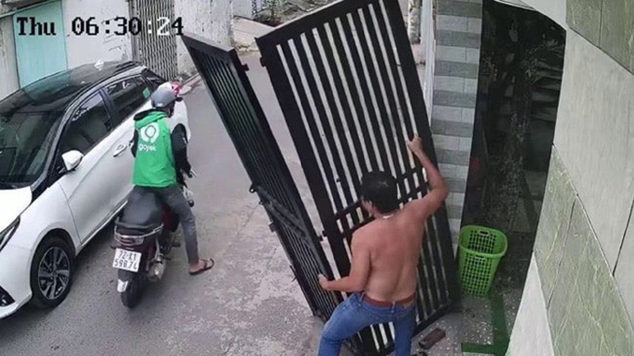 خوش شانسی اسکوترسوار از برخورد با حفاظ آهنی!