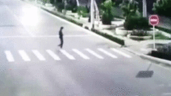 شاخ به شاخ شدن دو خودرو در نتیجه سبقت بی موقع + فیلم