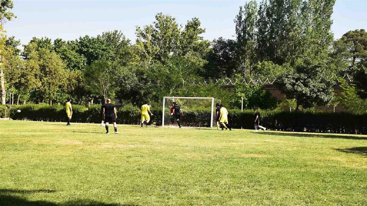 زندان بان‌های کرجی گل کاشتند