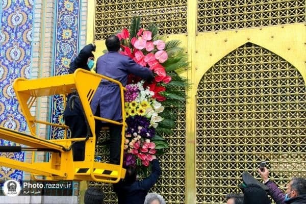 گل آرایی حرم مطهر رضوی در دهه کرامت