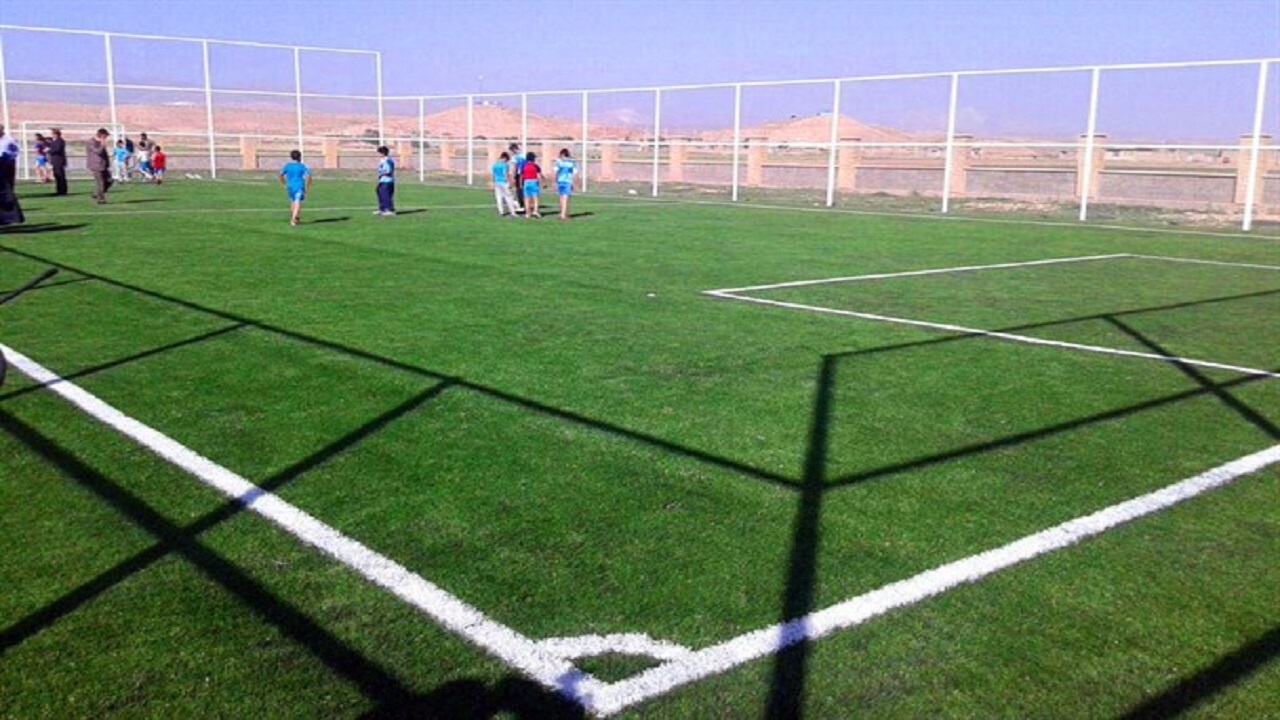 ساخت خانه ورزش روستایی و زمین چمن مصنوعی به همت خیرین در روستاهای تویسرکان