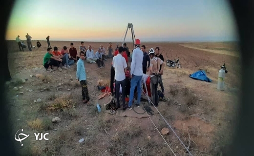 تلاش امدادگران برای خارج کردن۳ مقنی