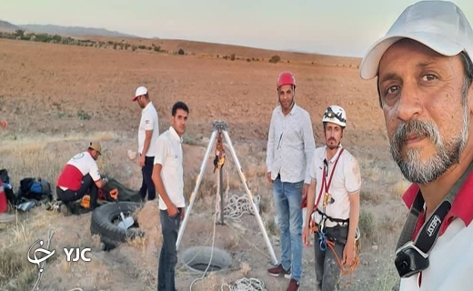 تلاش امدادگران برای خارج کردن۳ مقنی