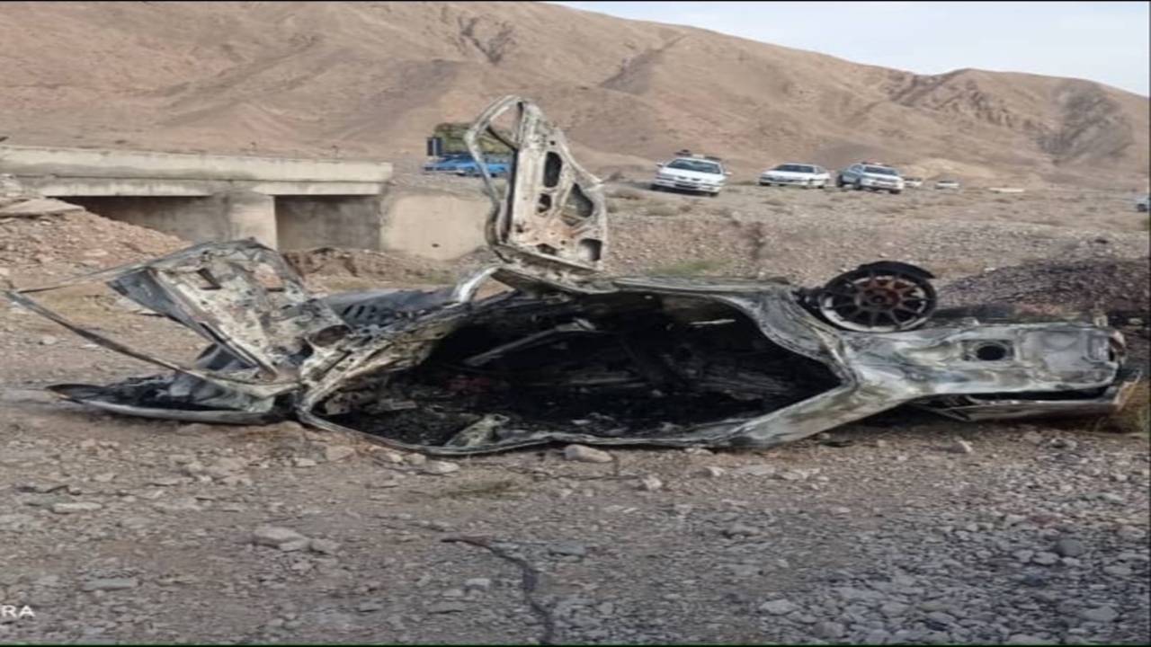 یک دستگاه پژو پارس در محور بم ـ کرمان طعمه حریق شد