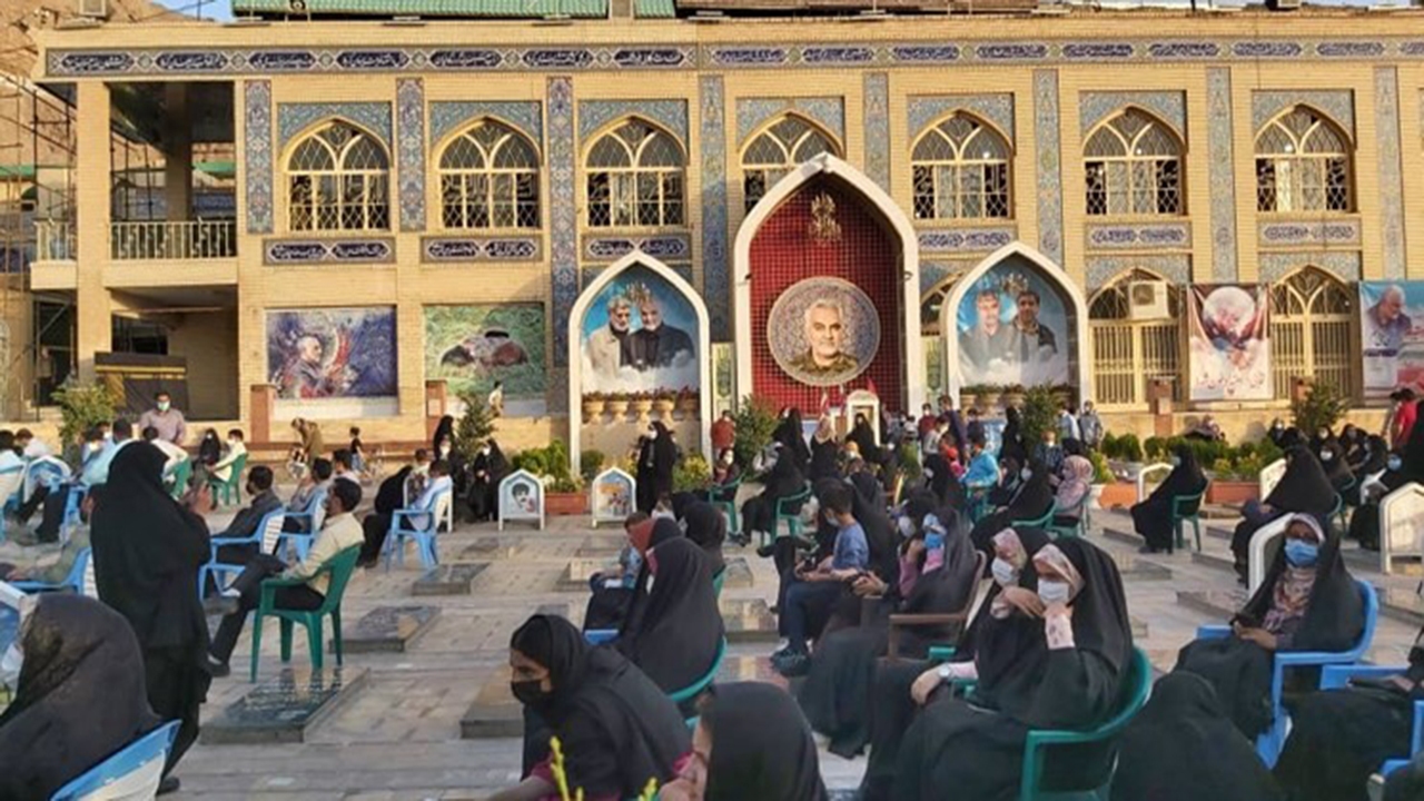 برگزاری جشن تکلیف سیاسی رأی اولی‌های کرمان در جوار مزار سردار دل‌ها