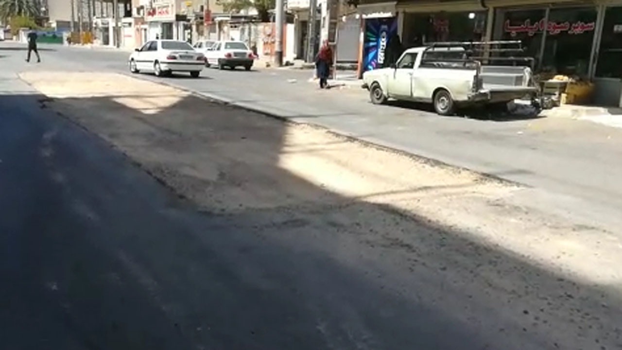 گلایه از وضع اسفناک روکش آسفالت یک خیابان در منطقه گلستان + فیلم