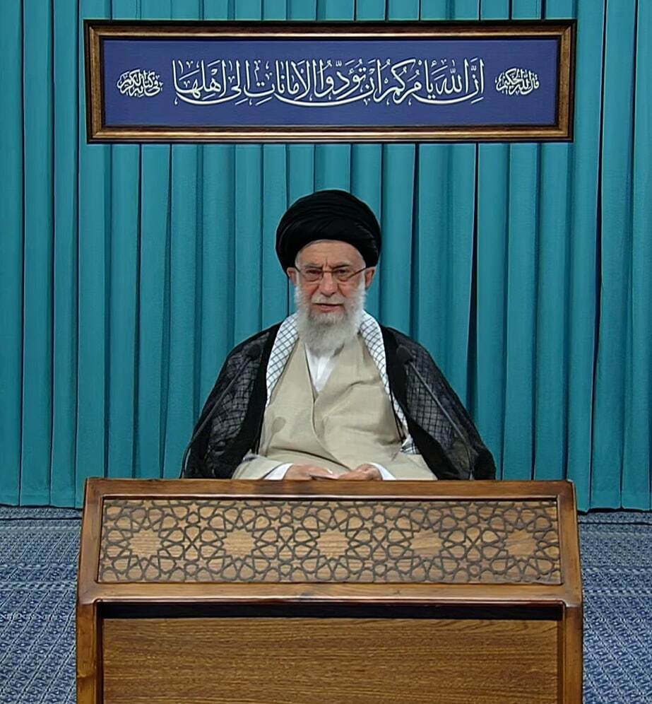 ترجمه کتیبه نصب شده در حسینیه امام خمینی در سخنرانی امروز رهبر انقلاب