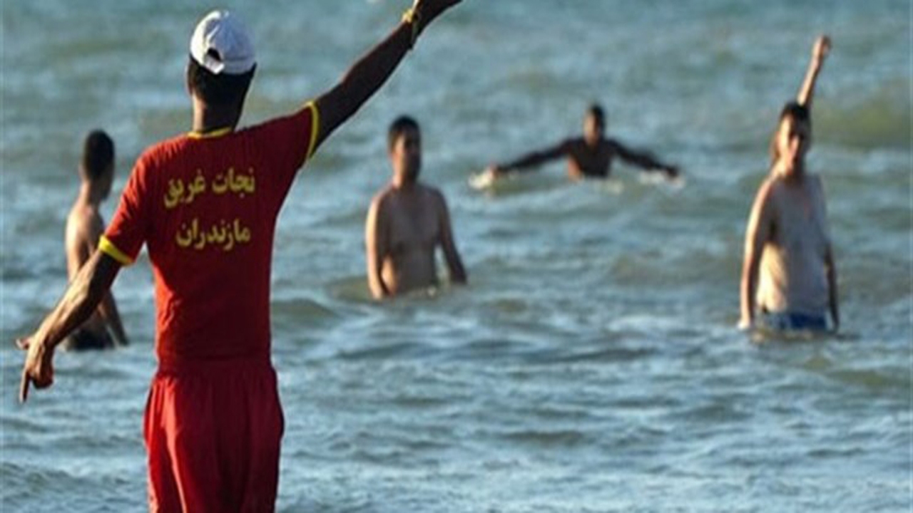 نجات جان ۱۴۲ نفر از امواج سهمگین خزر