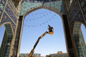 ماجرای چراغ&zwnj;های رنگی حرم امام رضا (ع)/خانواده&zwnj;ای که ۵۰ سال است به حرم روشنی می&zwnj;بخشند
