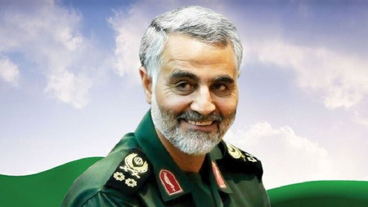 شهید حاج قاسم سلیمانی در صف رأی‌گیری انتخابات ریاست جمهوری سال ۱۳۹۶ + عکس