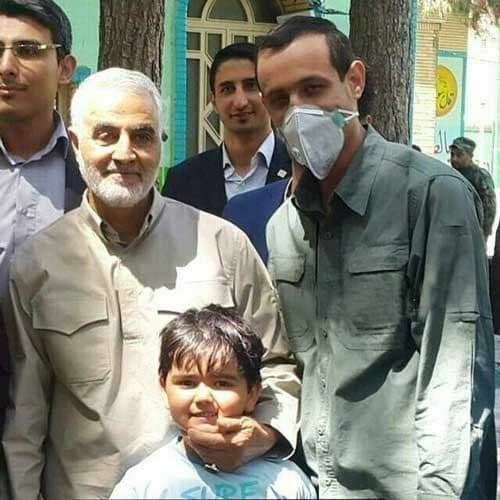 شهید حاج قاسم سلیمانی در صف رأی&zwnj;گیری انتخابات ریاست جمهوری سال ۱۳۹۶ + عکس
