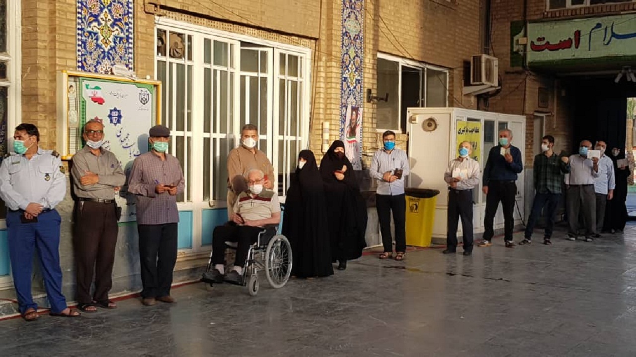 صفوف رای دهندگان برای انتخابات ۱۴۰۰ در دزفول تشکیل شدند
