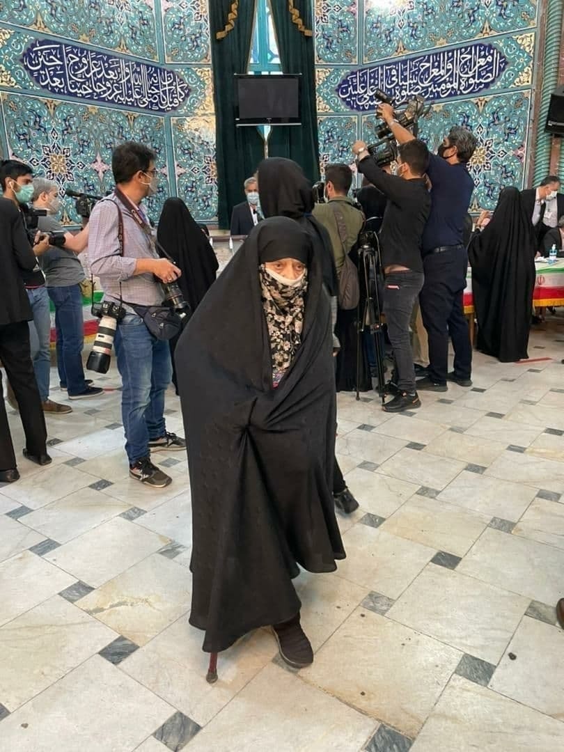 زن سالخورده در صف انتخابات